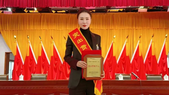 熱烈祝賀集團總經(jīng)理張娟在李滄區(qū)“作風能力提升年”活動中，獲評“突出貢獻個人”榮譽稱號